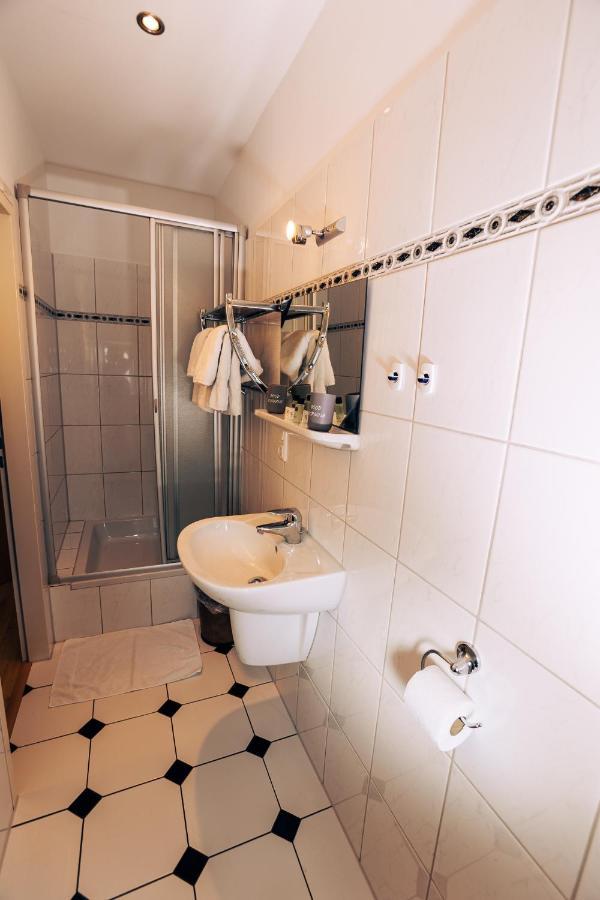 Hotel Restaurant Zagreb Кельн Екстер'єр фото