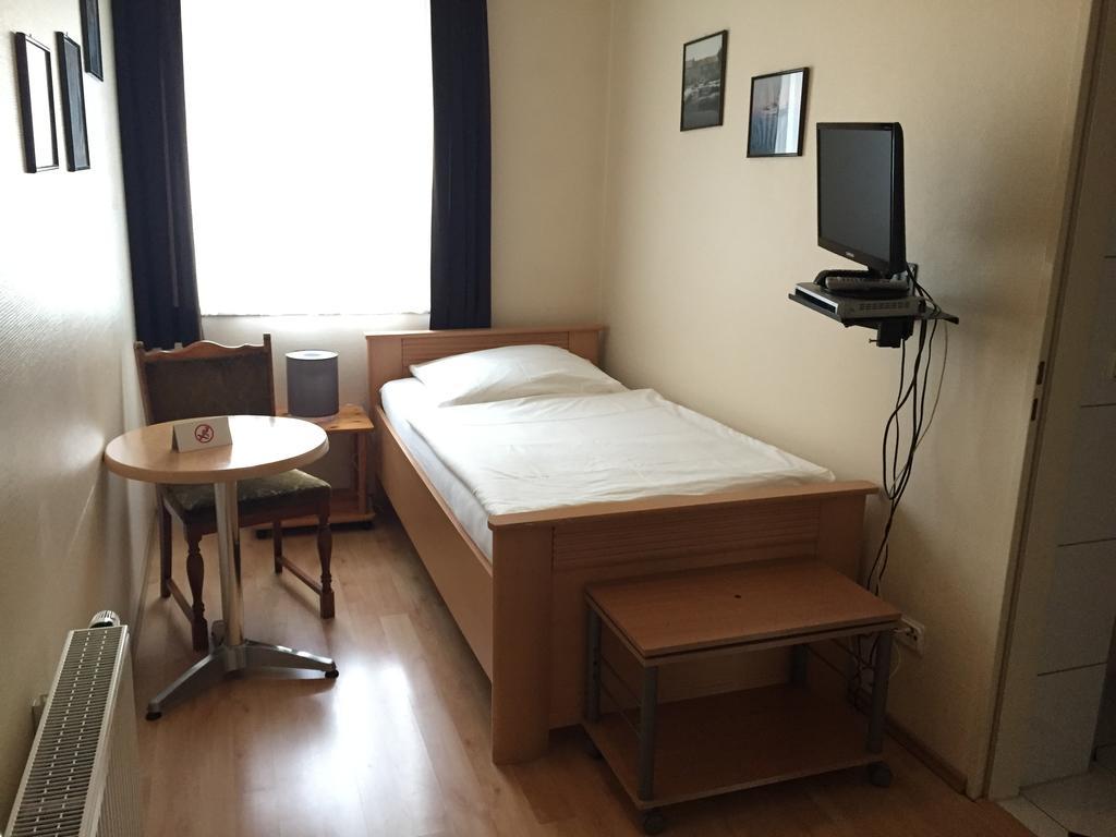 Hotel Restaurant Zagreb Кельн Номер фото
